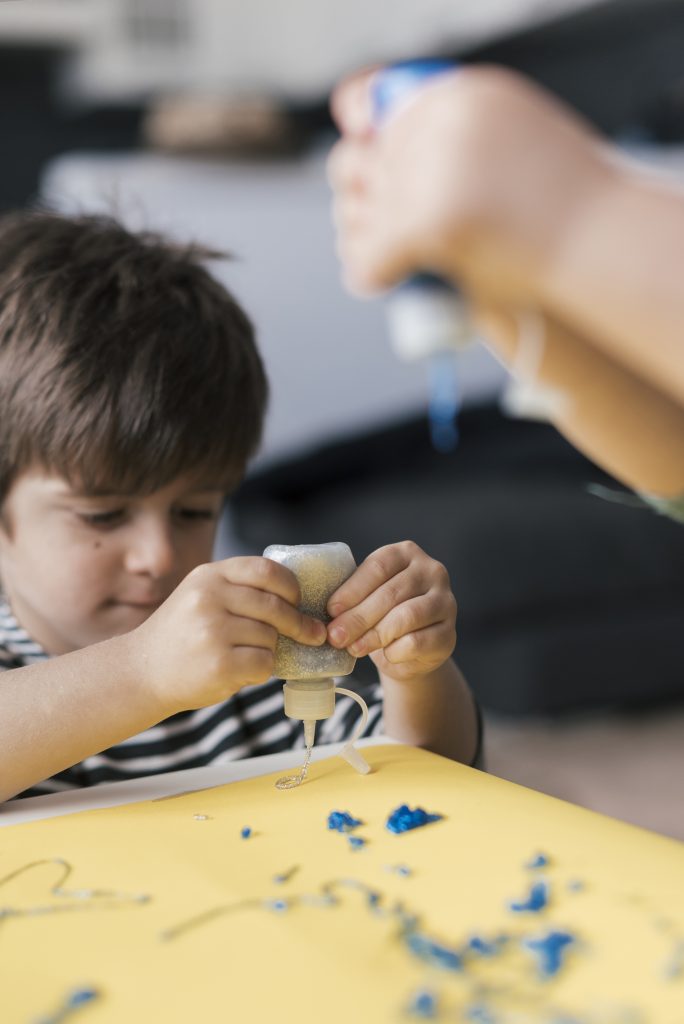 little-child-painting-like-artist